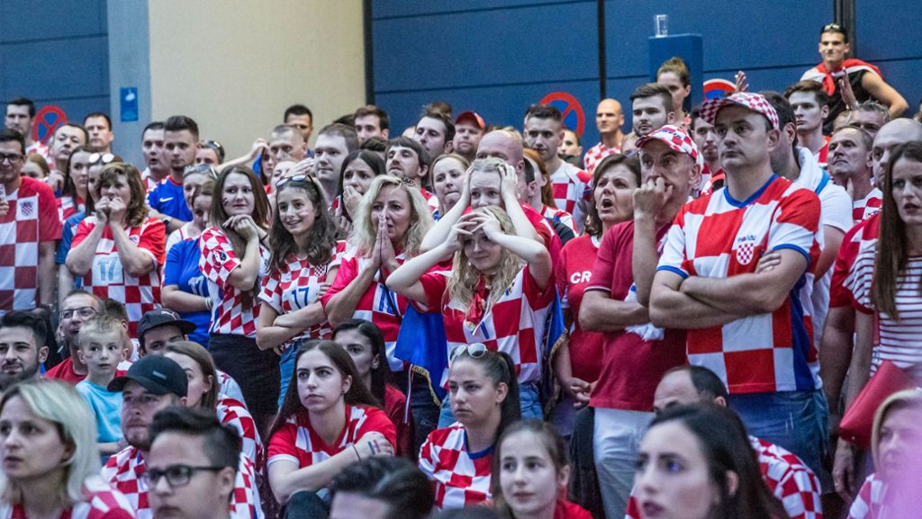  Das WM-Viertelfinale zwischen Russland und Kroatien bot ein Auf und Ab über 120 Minuten. Für die kroatischen Fans auf der Theodor-Heuss-Straße war die Spannung kaum auszuhalten. 