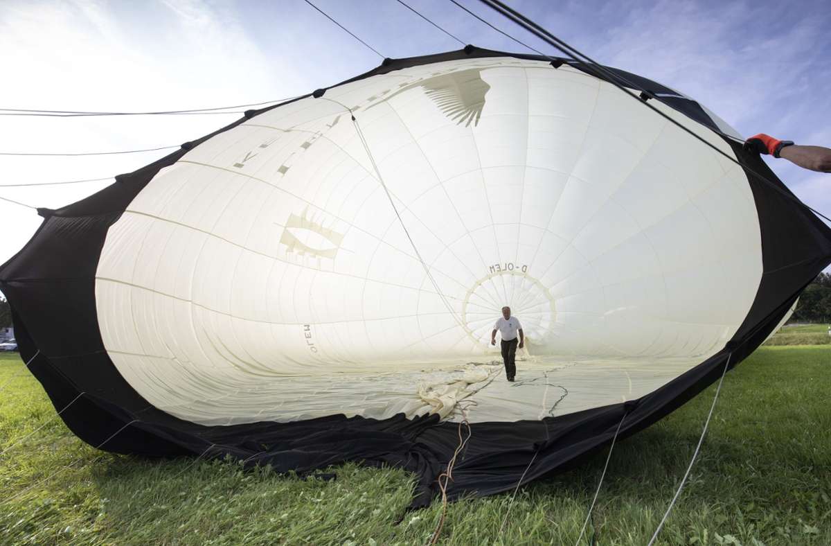 Roland Kugel wirft einen prüfenden Blick ins Innere des Ballons.