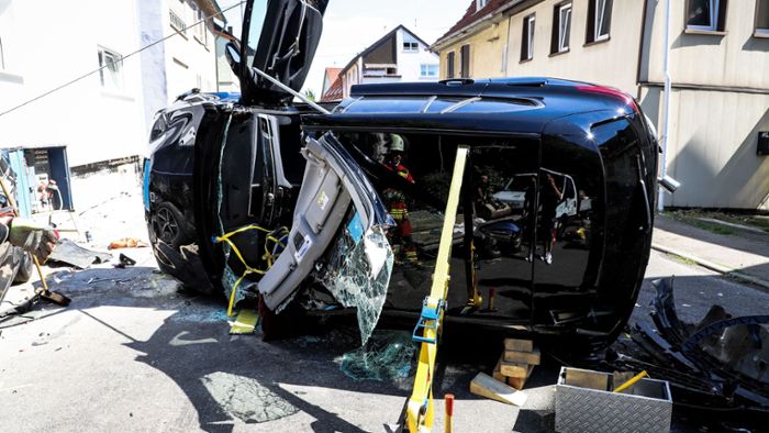 Unfall in Köngen: Auto auf die Seite gekippt – zwei Verletzte