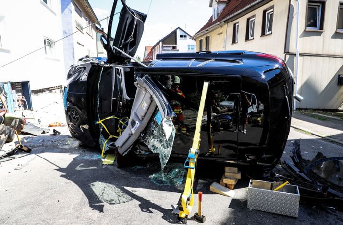 Schwerer Unfall in Köngen: Auto auf die Seite gekippt – zwei Personen verletzt
