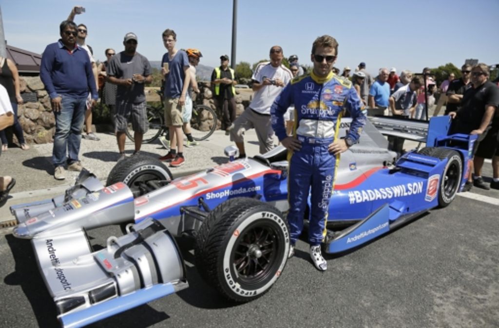 IndyCar-Pilot Marco Andretti vor dem Boliden des tödlich verunglückten Justin Wilson.