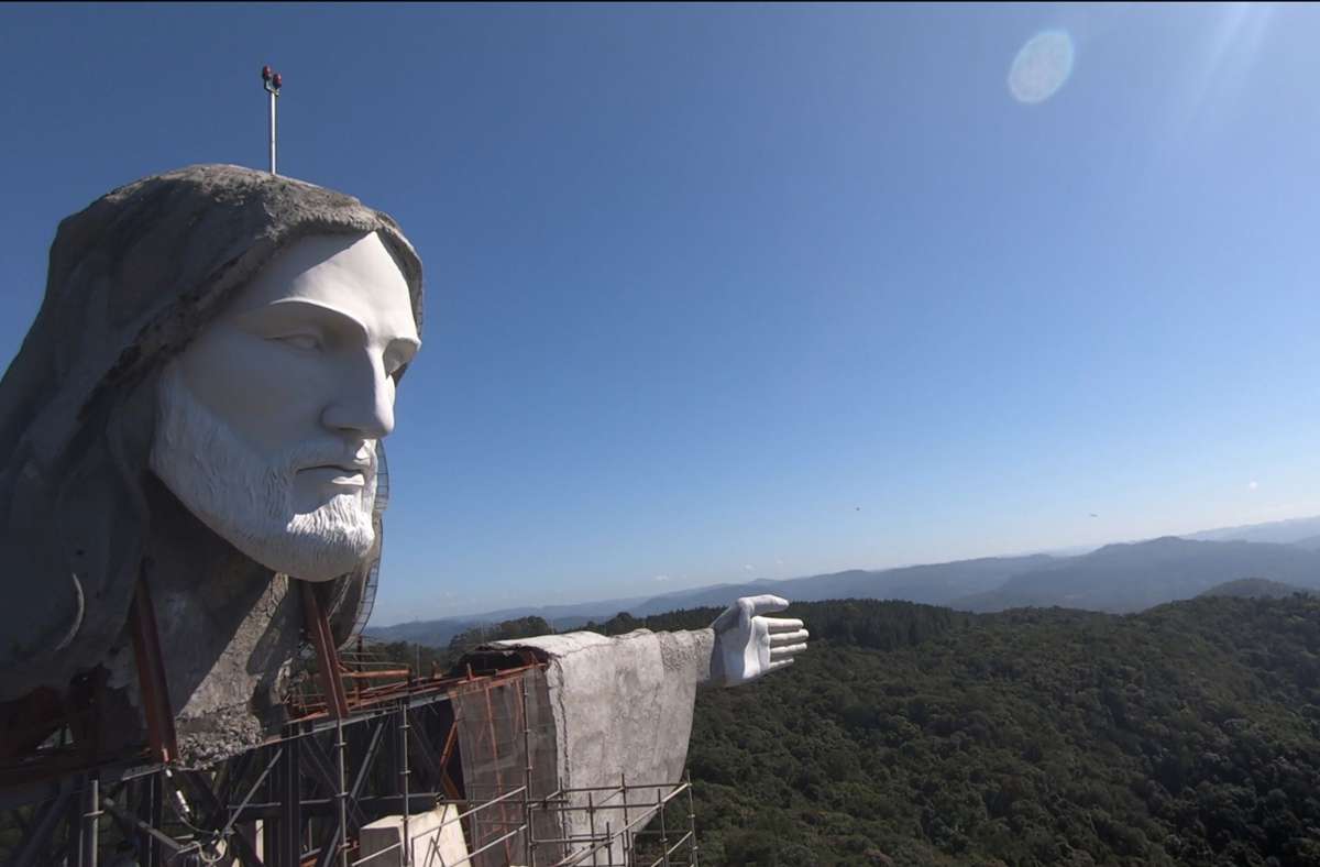 Detailansicht der Statue von Christus, dem Beschützer, die sich im Bau befindet.