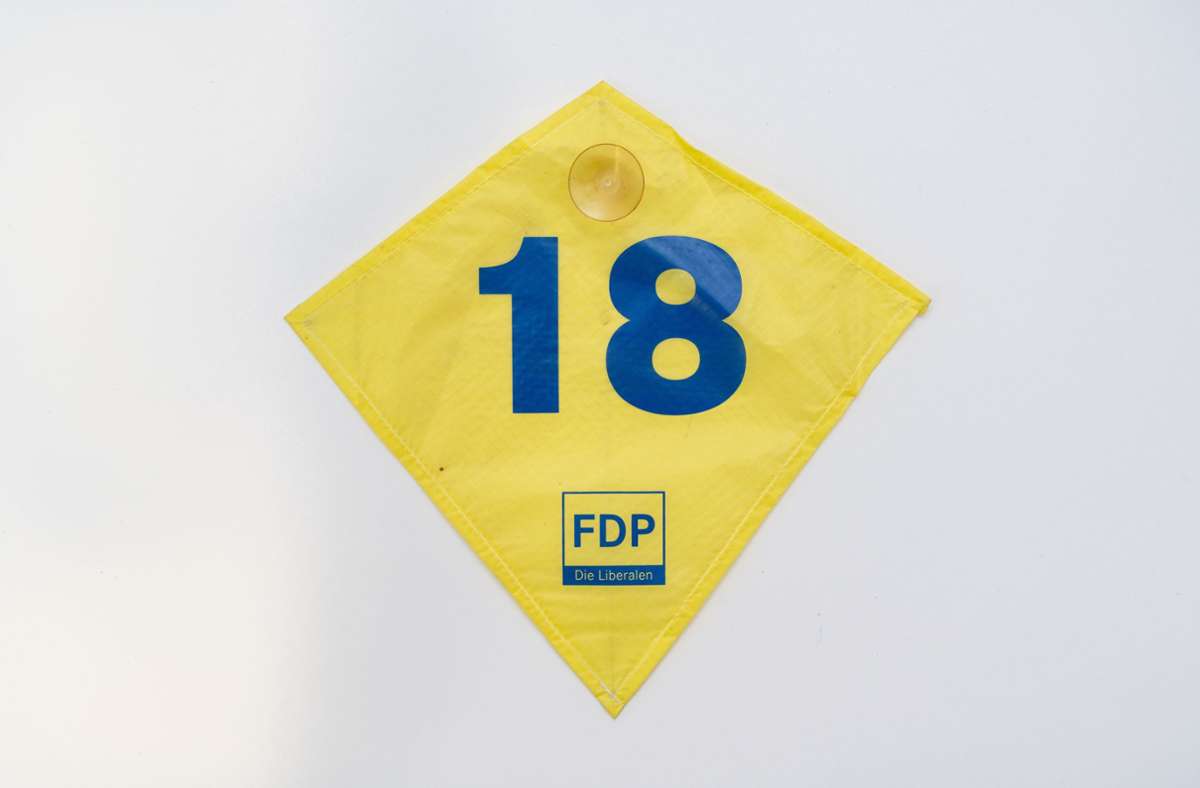 Legendärer Wimpel: Mindestens 18 Prozent wollte die FDP 2002 bei der Bundestagswahl holen – geschafft hat sie nicht mal die Hälfte.