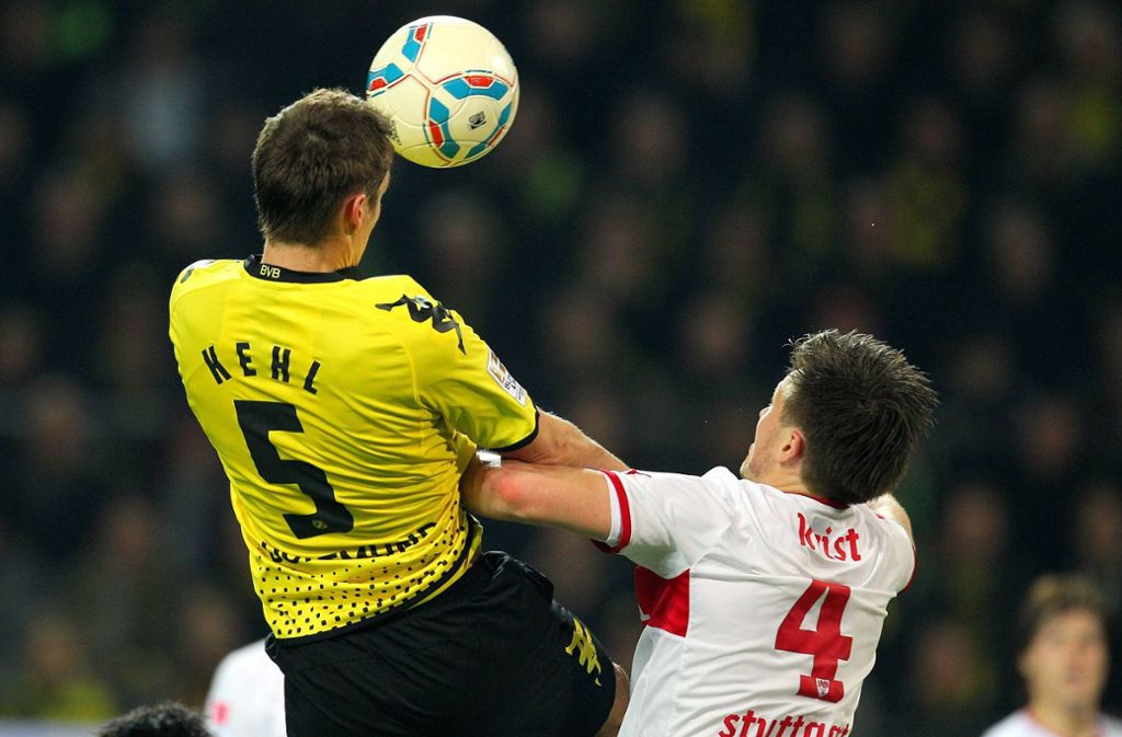 Der BVB sorgte relativ früh für klare Verhältnisse, führte zwischenzeitlich mit 2:0. Hier versucht sich Willi Kvist gegen Dortmunds Kehl im Luftkampf.
