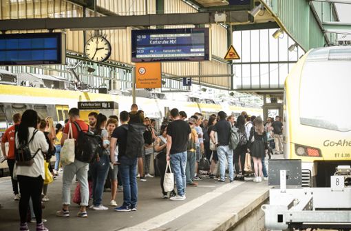 Stuttgarter Bahnhof: Im Nah- und Fernverkehr  gibt es erhebliche Störungen. Foto:  