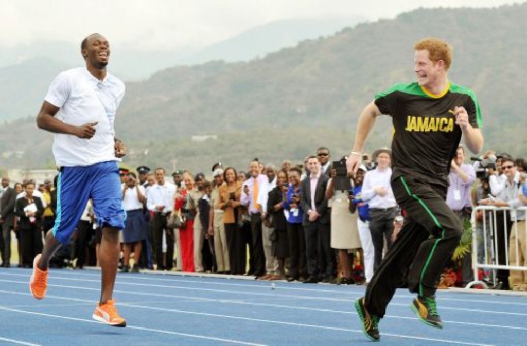 März: Um den Untertanen die Wartezeit zu verkürzen, entsendet die Queen ihre zahlreichen Familienmitglieder in alle Ecken ihres Königreichs. In Jamaika läuft Prinz Harry im März mit Weltklasse-Sprinter Usain Bolt um die Wette ...