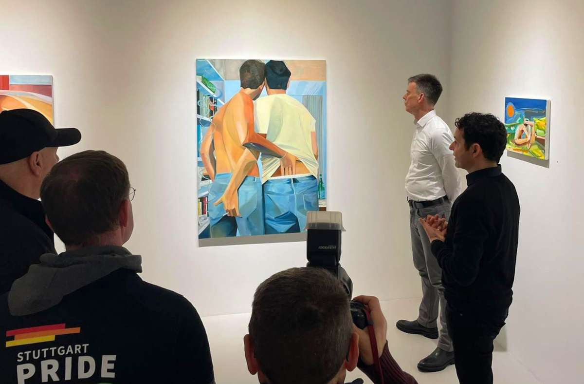Die Galeristen Andreas Pucher und Thomas Fuchs (rechts) zeigen queeren Stuttgartern die Ausstellung „Intimacy“ über queere Liebe. Foto: Stzn