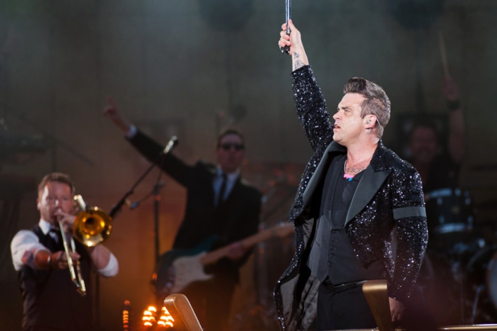 Robbie Williams, britischer Musiker und Entertainer, bei einem Auftritt in der Mercedes-Benz-Arena Stuttgart am 11.08.2013