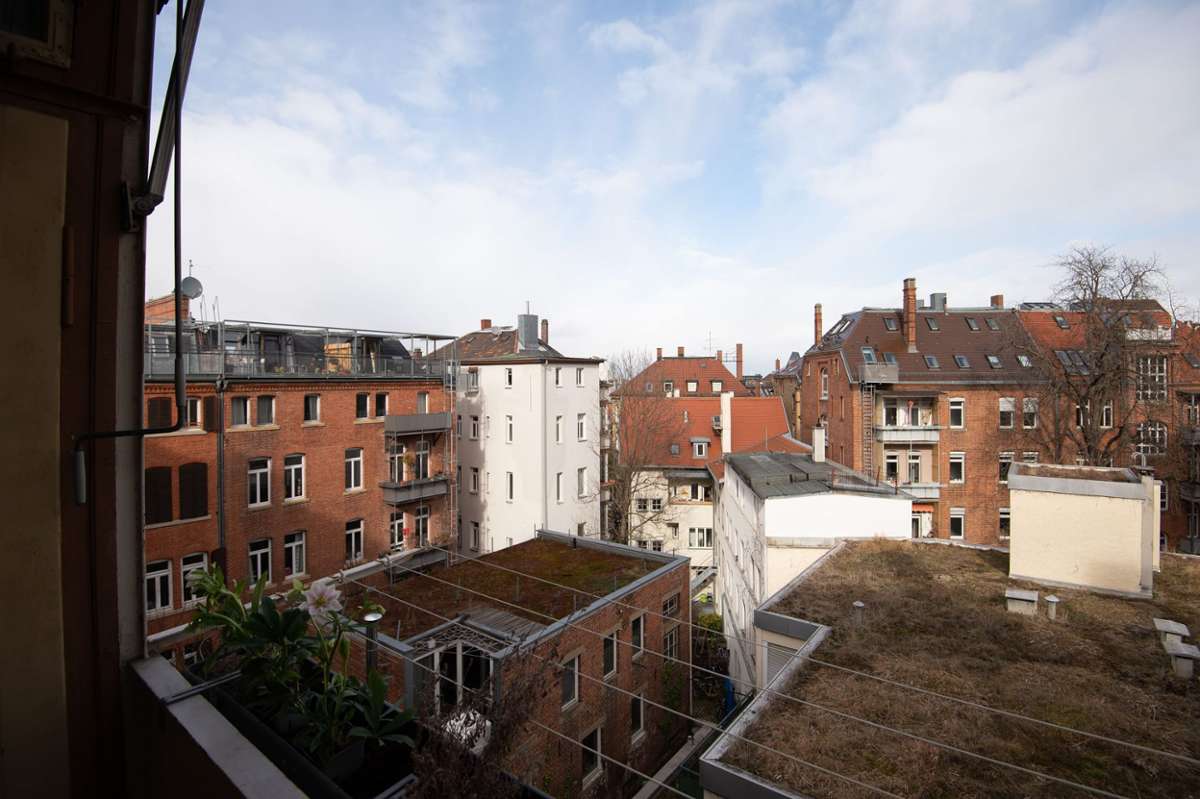 Vom Balkon hat man einen guten Blick in die Hinterhof-Kulisse des Heusteigviertels.