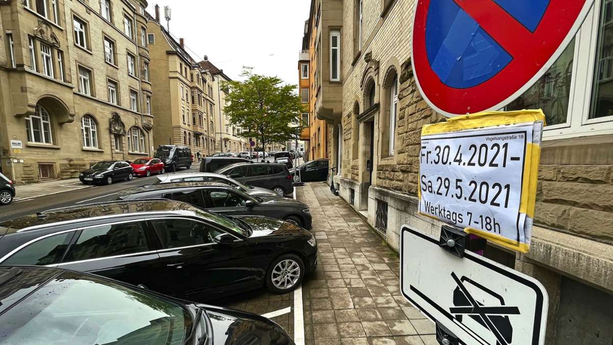  Glasfaser-Ausbau, Sanierungen, Umzüge: Die Stadt Stuttgart stellt fest, dass es immer mehr Baustellen auf Stadtgebiet gibt. Für Autofahrer im Stadtbezirk West spitzt das die Lage zu, denn Parkplätze sind dort sowieso schon ein rares Gut. Worauf sollte man als Fahrer achten? 