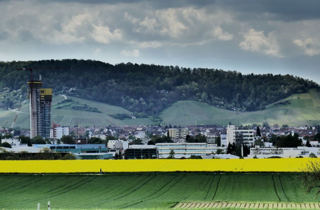 Sicht vom Schmidener Feld auf den Fellbacher Kappelberg.