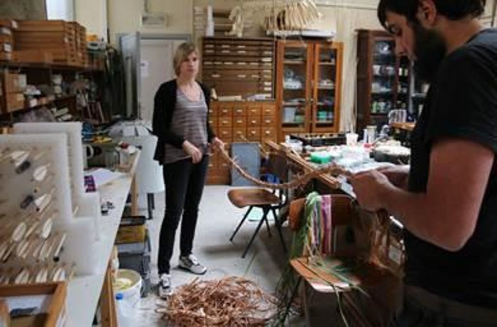 Experimentelle Archäologie: Die belgische Forscherin Veerle Rots (links) und ihr Team an der Universität Lüttich testen das Seil, das mit einem nachgebauten Modell es Werkzeugs geflochten wurde.