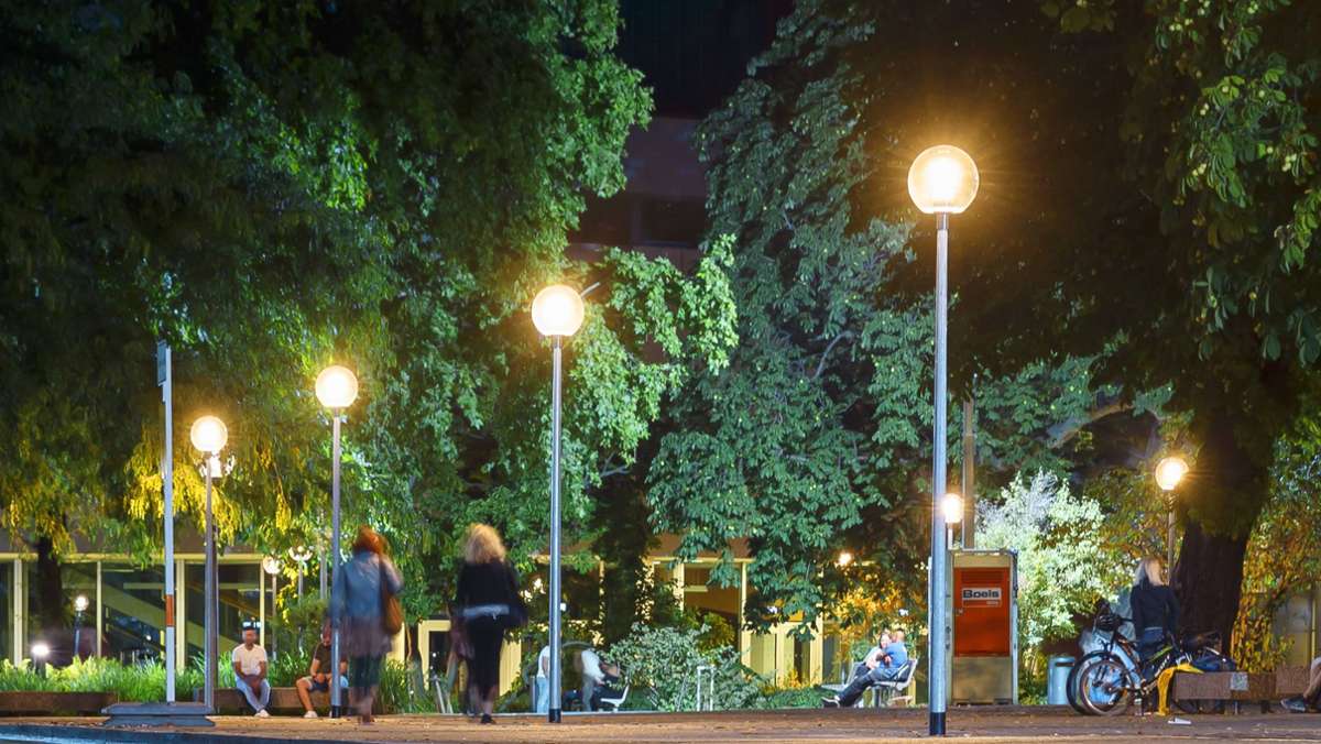  Ein ausgefeiltes Lichtkonzept soll den Schlossgarten sicherer machen. Neue, bei Bedarf dimmbare Leuchten sollen der oft aggressiven Stimmung im Park entgegenwirken und das Sicherheitsgefühl der Menschen verbessern. 