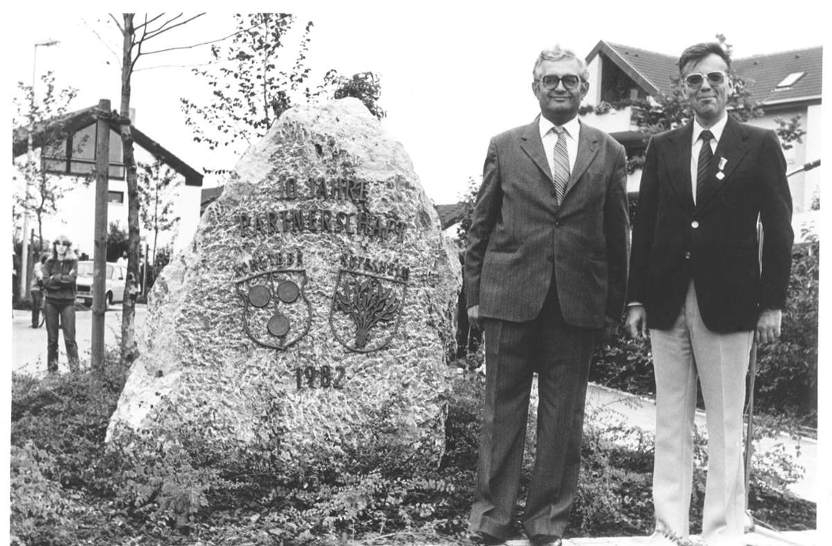 Zum zehnjährigen Bestehen der Partnerschaft 1982 haben der Rutesheimer Bürgermeister Wilfried Reichert (rechts) und sein Scheibbser Amtskollege Alois Derfler in Rutesheim einen Gedenkstein enthüllt.
