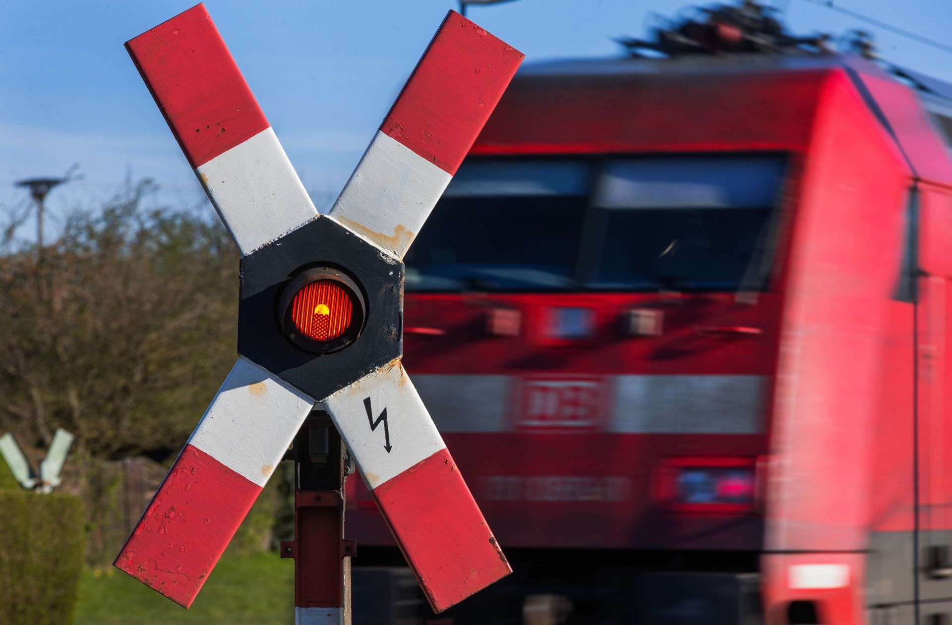Halt! Ein Zug fährt bei Jacobsdorf in Brandenburg an einem
