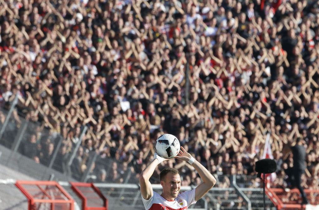 Kevin Großkreutz und der VfB Stuttgart beim Hinspiel gegen den Karlsruher SC. Auch das Rückspiel wird ausverkauft sein. Foto: Pressefoto Baumann