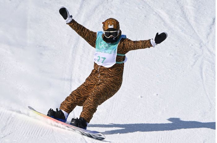 Kuriose Szene: Snowboarderin fährt im Tigerkostüm
