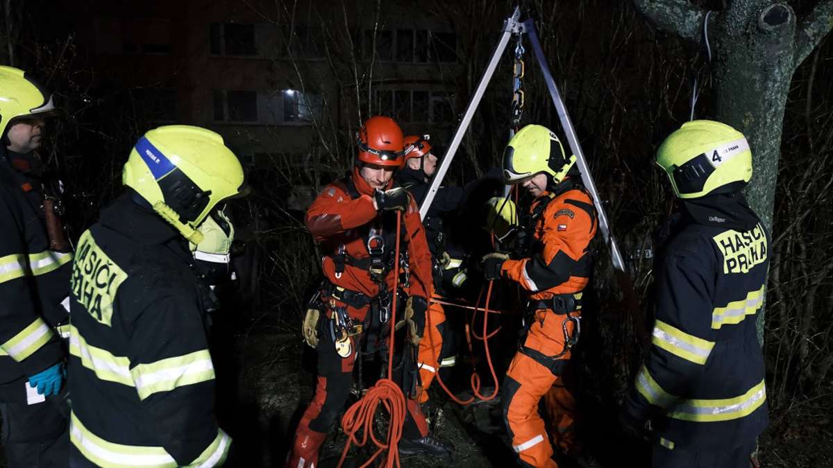 Prag: Frau stürzt   in 15 Meter tiefen Kanalschacht