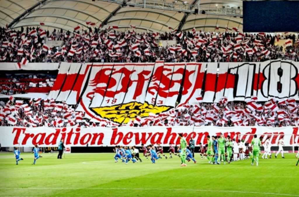 Die Fans  des VfB Stuttgart wollen wieder richtig stolz sein auf ihren Club – so wie früher, als  Helden wie Ohlicher und Allgöwer  große Spiele zeigten. Foto: Baumann