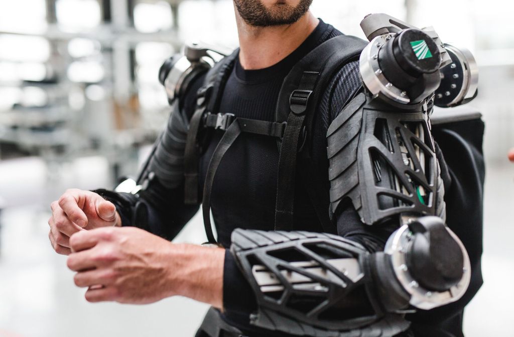 Das Exoskelett hilft bei Arbeiten über Kopf: Es unterstützt die Muskeln.   Foto: Fraunhofer-Institut