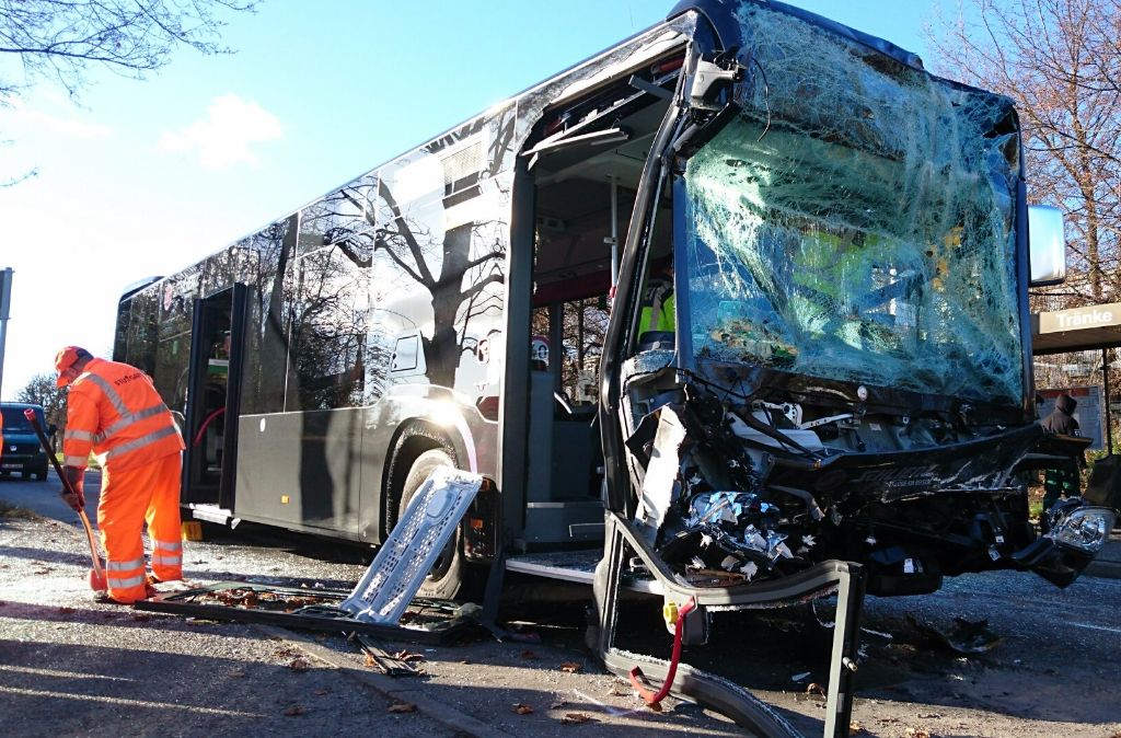 Die zerstörte Front des Busses, der auf einen stehenden Bus aufgefahren ist.