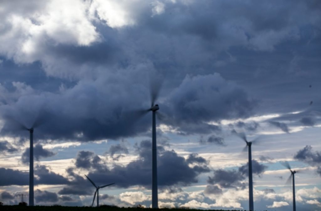 Windkraftgegner hegen den Verdacht, dass Windräder für den Menschen unhörbaren, aber trotzdem schädlichen Lärm machen. Die Wissenschaft ist uneins. Foto: dpa