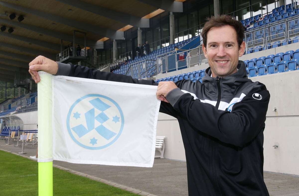 Hält die Kickers-Fahne hoch: Der neue Geschäftsführer Matthias Becher. Foto: Baumann