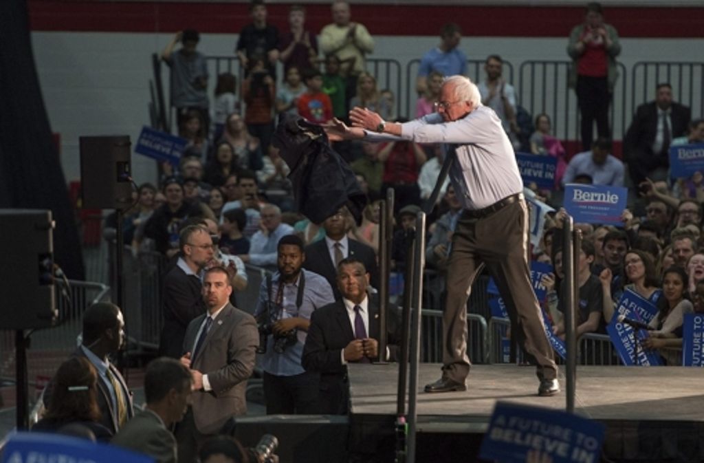 ... gibt sich Bernie Sanders, der sich bei einem Wahlkampfauftritt in Massachusetts seiner Jacke entledigt – über die Köpfe der Secret-Service-Agenten hinweg, die ihn beschützen sollen. Sanders hat bei den sogenannten Primaries ...