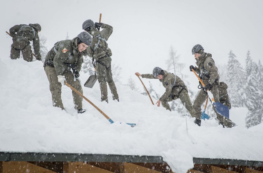 In Österreich und Bayern waren Soldaten im Einsatz gegen die Schneemassen.