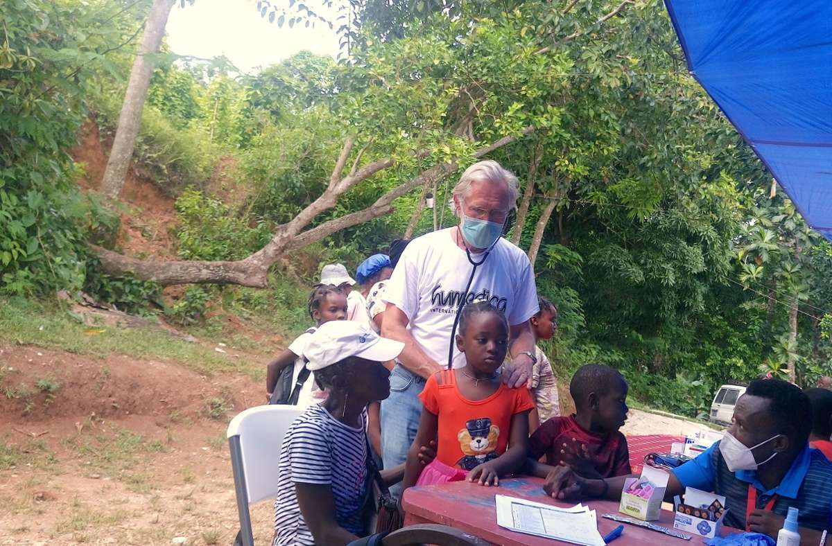 Wischert versorgte mit seiner Kollegenschaft in zwei mobilen medizinischen Camps unter Planen bis zu 200 Patienten am Tag mit Basismedikamenten, medizinischem Material und aufbereitetem Wasser