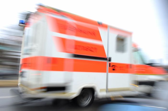 Unfall in Obertürkheim: Frau beim Rangieren erfasst und schwer verletzt