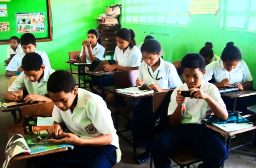 Über Bluetooth miteinander vernetzt: Fünftklässler in einer panamesischen Dorfschule Foto: privat