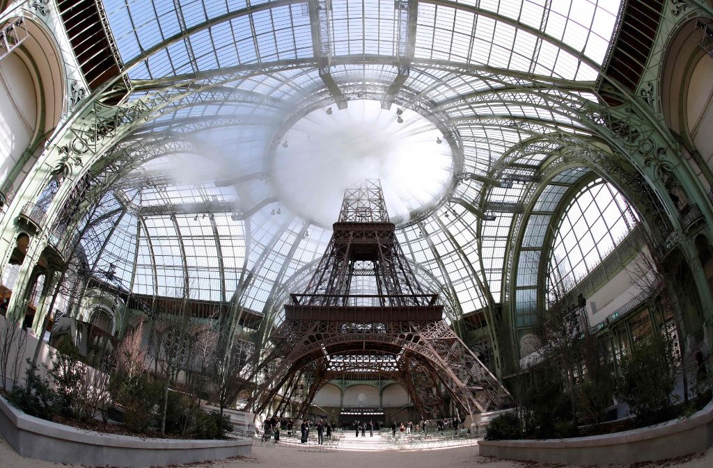 Eine 40 Meter hohe Nachbildung des Pariser Eiffelturms hatte Karl Lagerfeld extra für seine Haute-Couture-Show im Grand Palais bauen lassen. In unserer Bildergalerie zeigen wir, welche Promis vor ort waren.