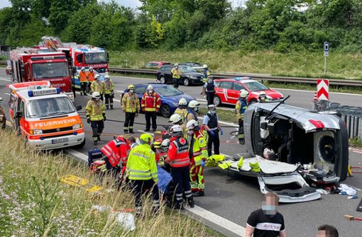 Nach dem Unfall haben Zeugen einem Schwerverletzten geholfen. Foto: Feuerwehr Fellbach/Alexander Ernst