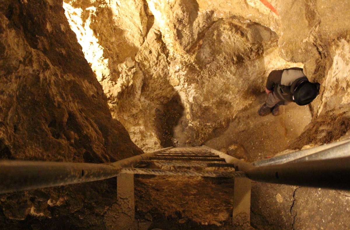 Über eine Leiter geht es mehrere Meter senkrecht nach unten in die erste Höhlenkammer.