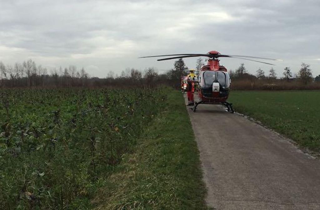 Die Rettungskräfte sind auch mit Hubschraubern in Oberhausen-Rheinhausen vor Ort.