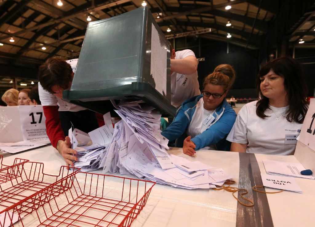 So wie hier in Aberdeen sind tausende Wahlhelfer dabei, die Stimmzettel nach "YES" oder "No" zu sortieren. (Foto: AFP)