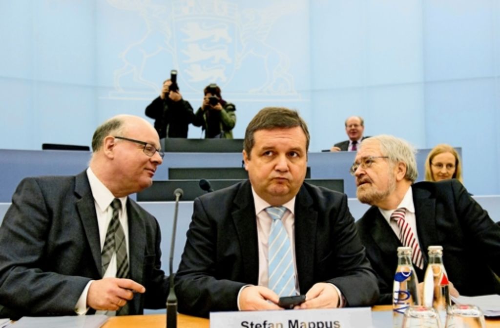 Der frühere Ministerpräsident Stefan Mappus (Mitte, CDU) vor Beginn des EnBW-Untersuchungsausschusses zusammen mit seinen Anwälten Christoph Kleiner (links) und Bernd Schünemann.
