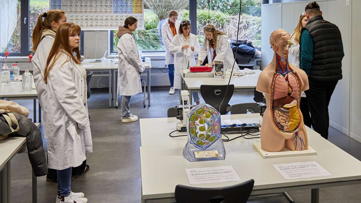 Kinder haben Chemieunterricht in einem Labor.