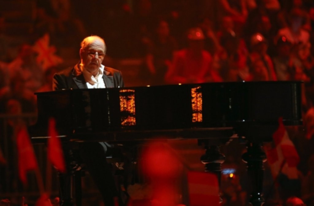 Ralph Siegel am Klavier sitzt.