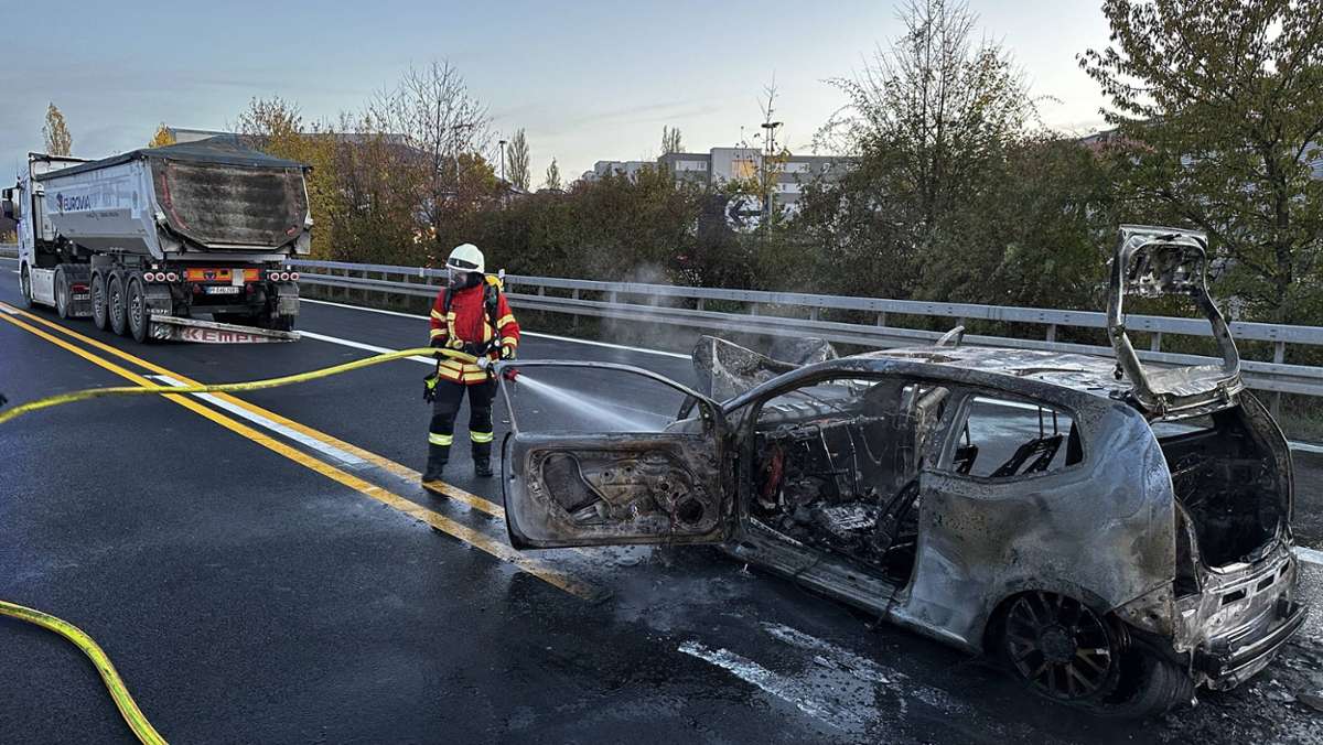 Unfall in Leinfelden-Echterdingen: Fahrzeugbrand nach Auffahrunfall