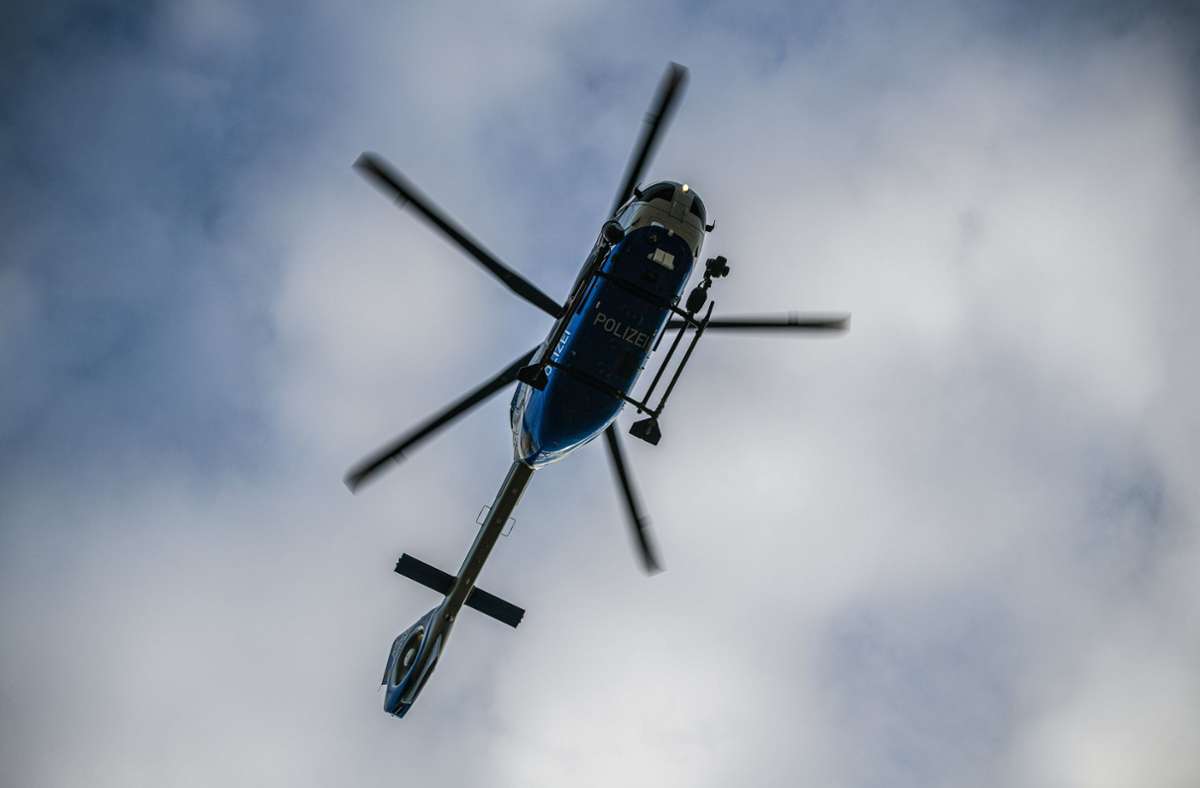 Weitere Polizeikräfte wurden am späten Nachmittag per Hubschrauber nach Stuttgart geflogen.