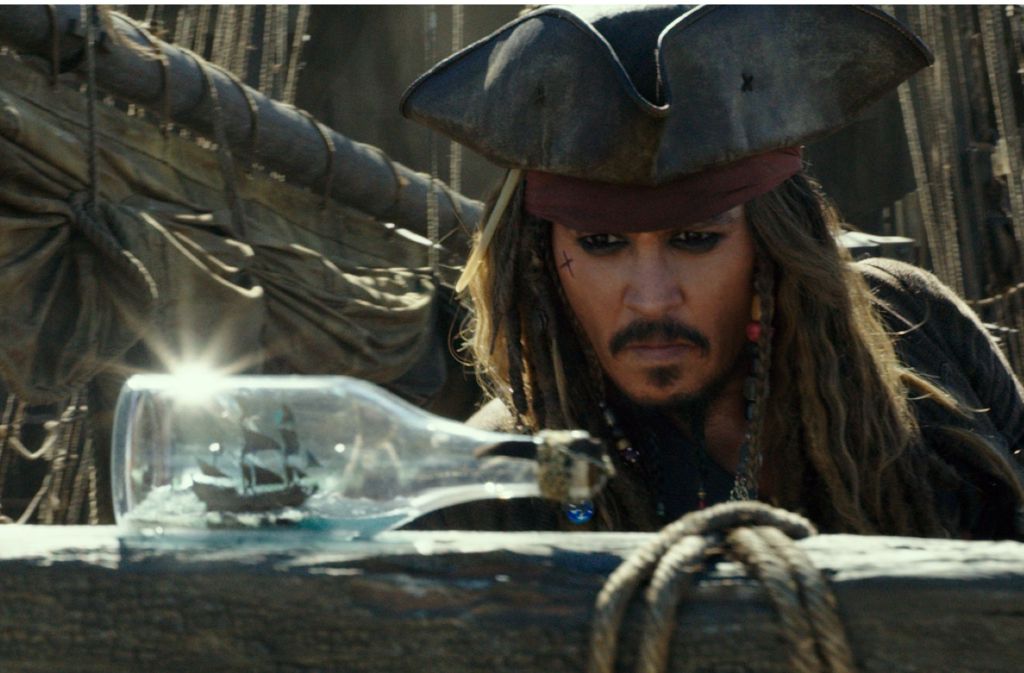 Mit Spuk kennt Jack (Johnny Depp) sich aus, seine „Black Pearl“ ist schon länger zum Buddelschiff verhext.