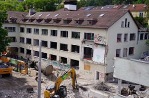 Bagger reißen Gebäudekomplex an Böblinger Straße ab – Was folgt dann?