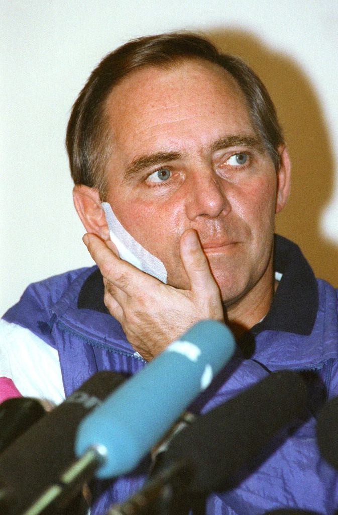 Wolfgang Schäuble bei seiner ersten Pressekonferenz nach dem Anschlag auf ihn im Oktober 1990. Seither ist er an den Rollstuhl gebunden.
