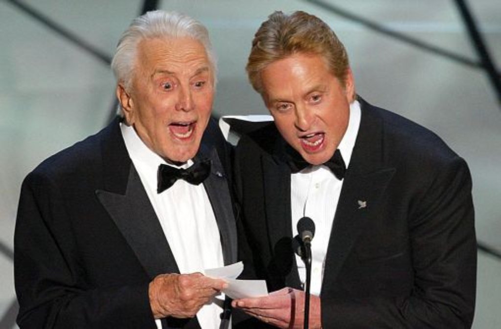 Mit dem Oscar-Segen befreit sich Douglas endgültig von Übervater Kirk. Douglas senior war drei Mal für den Oscar nominiert, bekam ihn aber nie. Erst 1996 bekommt Kirk den Ehren-Oscar verliehen.