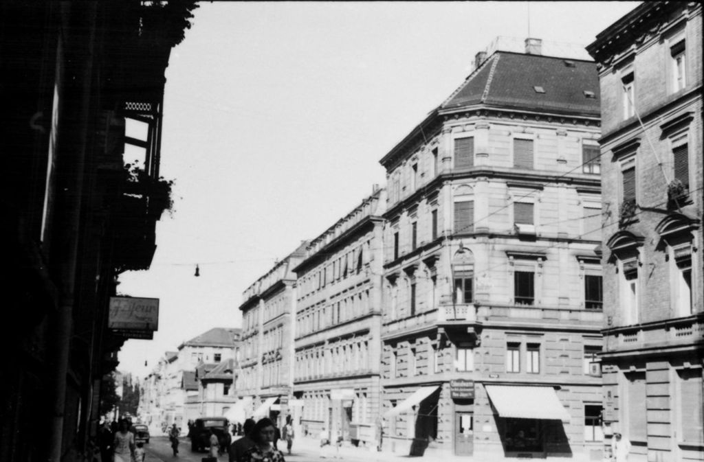 Der Fotograf richtet den Blick zurück, rechts biegt die Cottastraße ein.