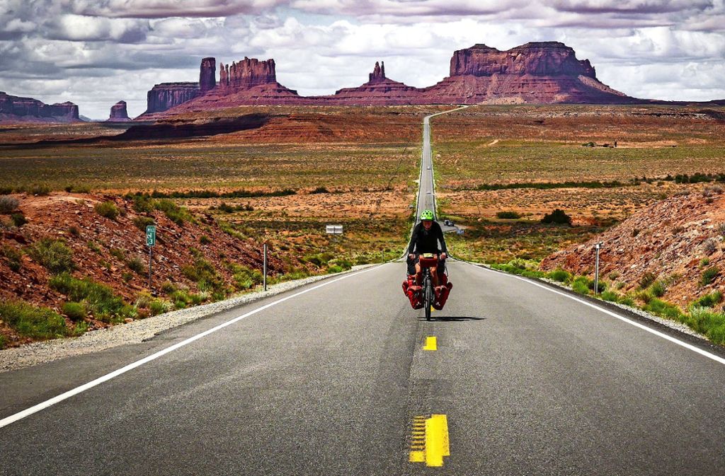 Wo Forrest Gump im gleichnamigen Film aufhörte zu rennen, macht Ferry Weikert auf seinem Fahrrad weiter: im Monument Valley in Utah, USA Foto:  