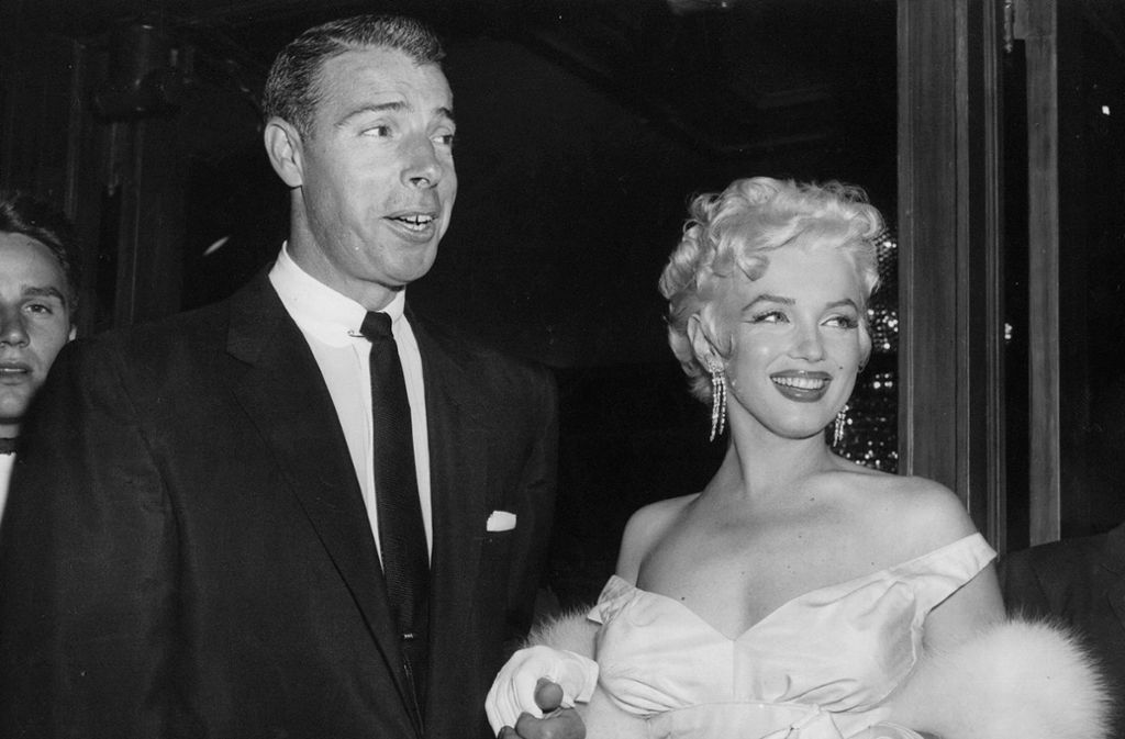Marilyn Monroe 1955 mit ihrem „Übergangs-“Ehemann, Joe DiMaggio. Die Ehe mit dem Baseballstar dauerte nur neun Monate. Die Ehe wurde von der Öffentlichkeit und der Klatschpresse intensiv verfolgt. DiMaggio, der sich aus dem aktiven Baseball-Sport zurückgezogen hatte, wünschte sich eine häusliche Ehefrau, während Monroe auf dem Höhepunkt ihrer Karriere war.