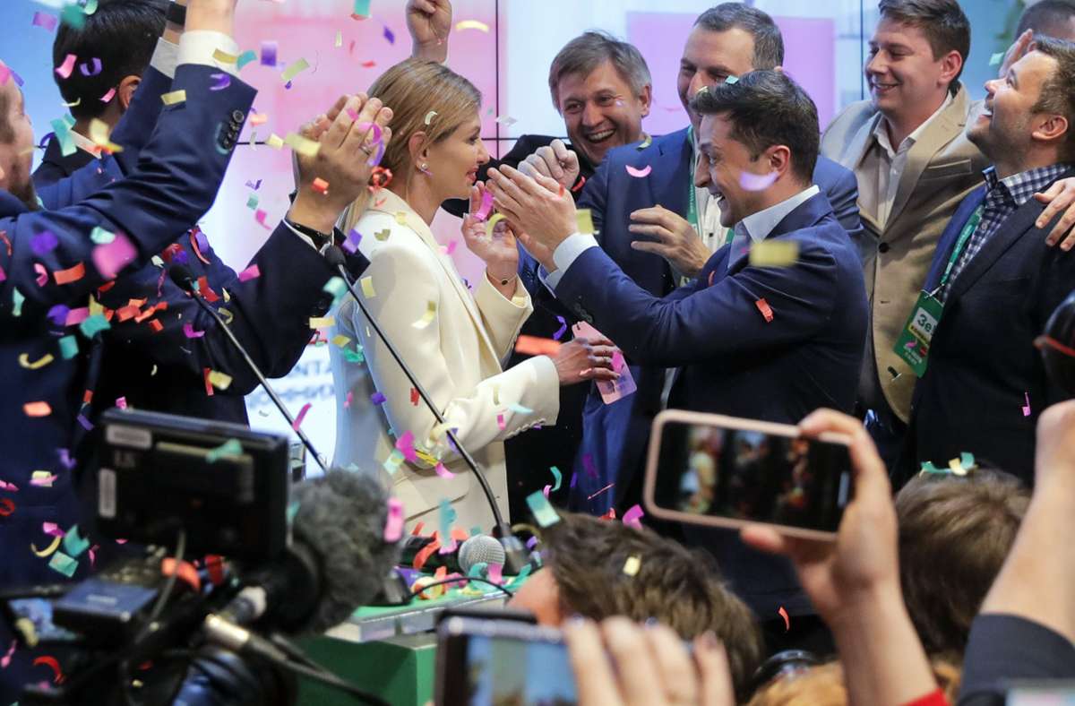 Überraschend setzte sich Selenskyj gegen den Amtsinhaber Poroschenko durch und wurde 2019 ukrainischer Präsident.